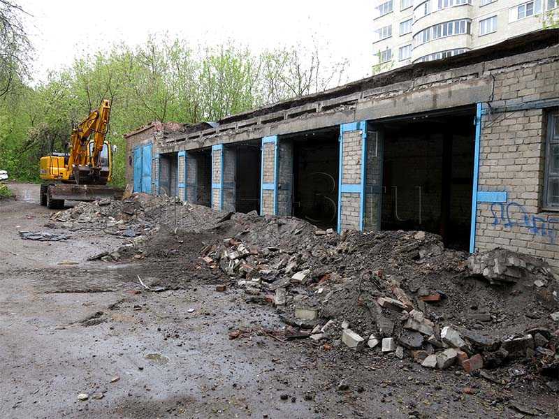 Снос кирпичных гаражей экскаватором. Киров
