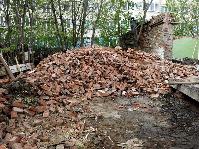 Снос кирпичных гаражей экскаватором. Киров