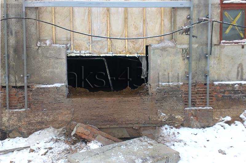Резка проемов под ворота в кирпичных и бетонных стенах. Кирово-Чепецк