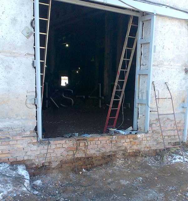 Резка проемов под ворота в кирпичных и бетонных стенах. Кирово-Чепецк