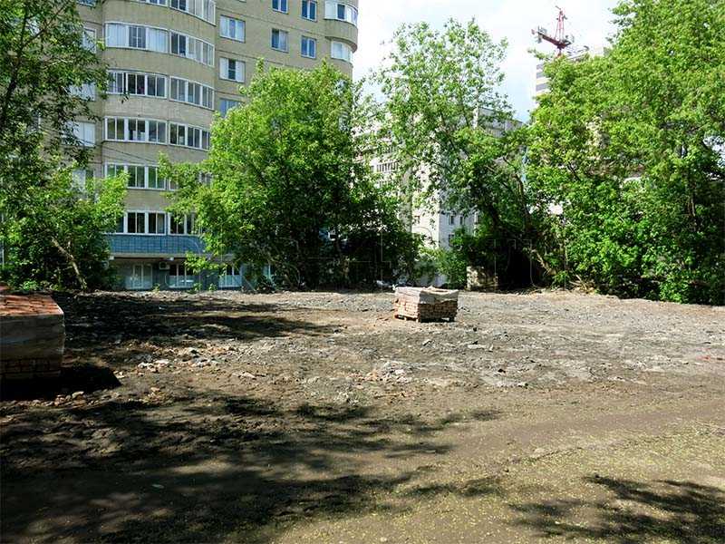 Снос кирпичных гаражей экскаватором. Киров