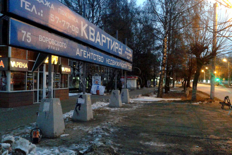 Демонтаж рекламного щита. ул Воровского, г Киров