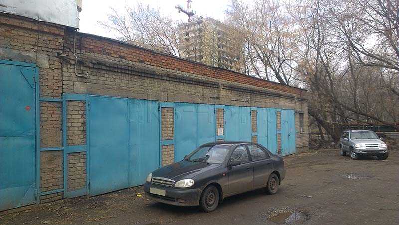 Снос кирпичных гаражей экскаватором. Киров