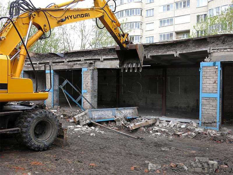 Снос кирпичных гаражей экскаватором. Киров