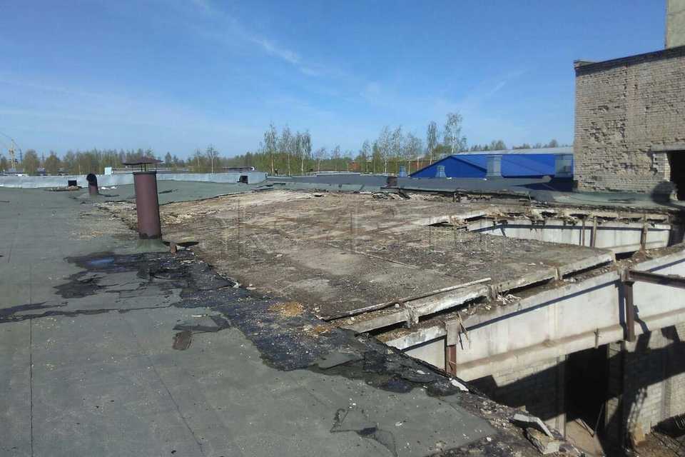 Демонтаж железобетонных плит перекрытия с крыши цеха. Киров