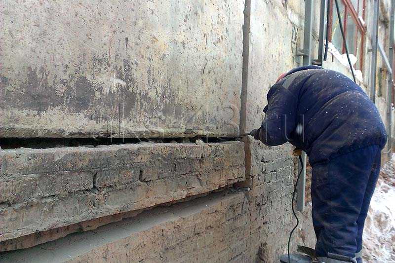 Резка проемов под ворота в кирпичных и бетонных стенах. Кирово-Чепецк