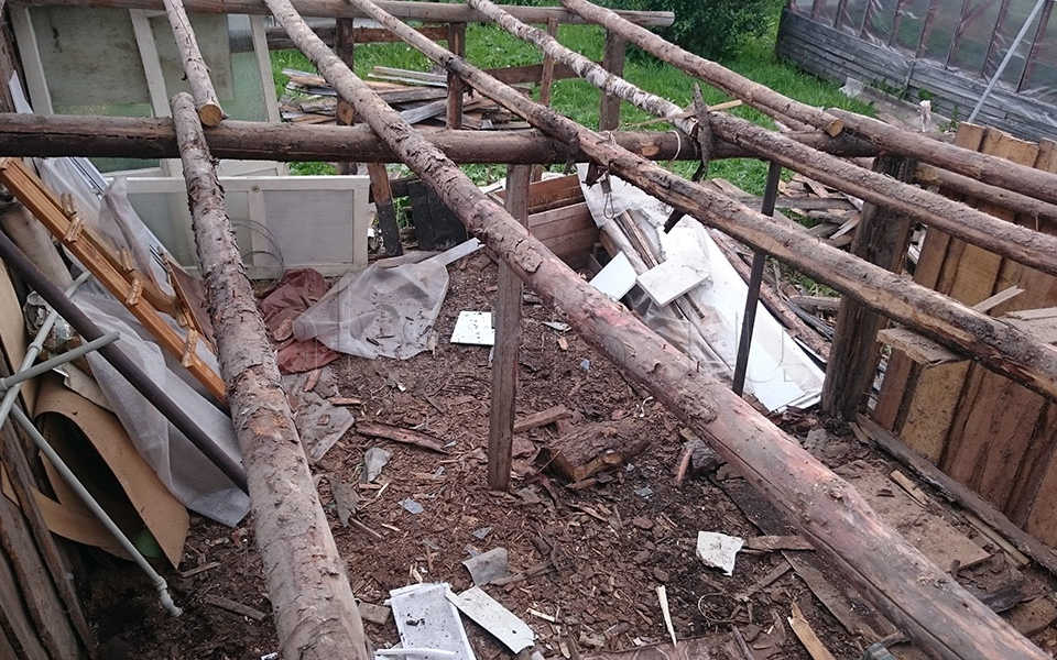 Разборка деревянного пристроя к сараю. Кировская обл