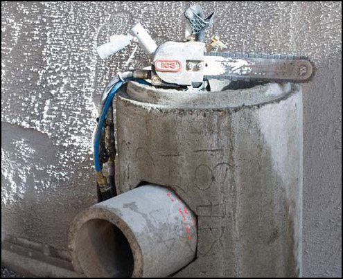 Устройство отводки в бетонной трубе гидравлической цепной пилой ICS