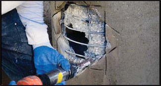 Устройство отводки в бетонной трубе отрезной пилой и зубилом