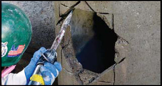 Устройство отводки в бетонной трубе отрезной пилой и зубилом